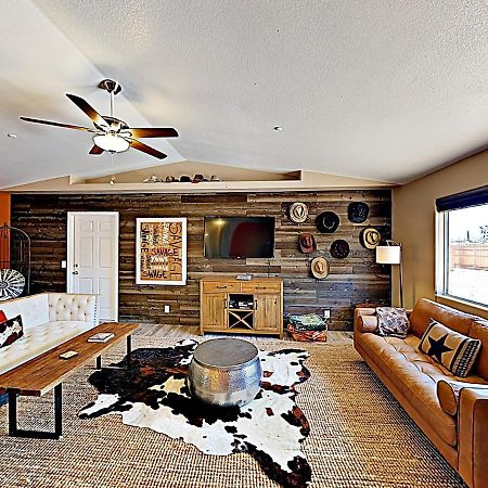Rawhide Ranch - Walk To Pappy And Harriet'S With Hot Tub! Home Yucca Valley Bagian luar foto