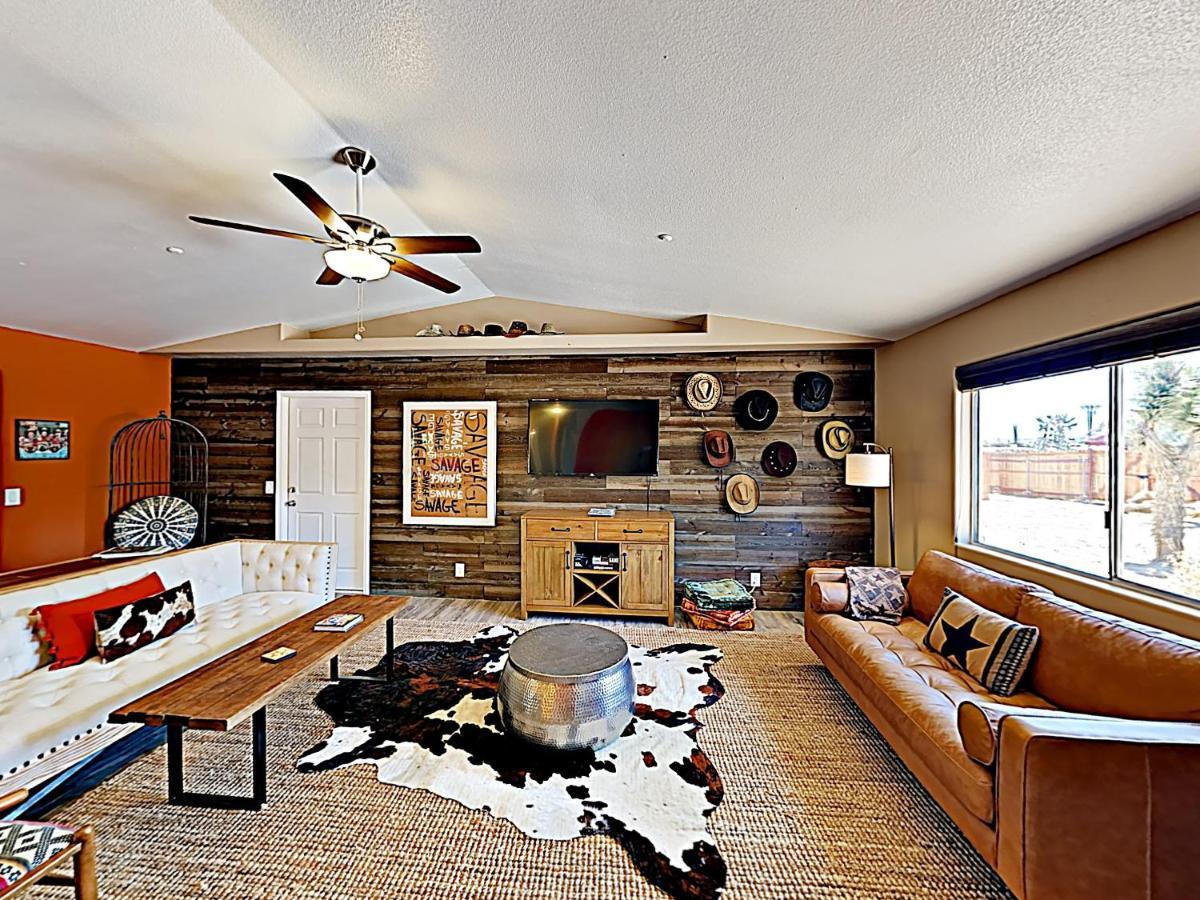 Rawhide Ranch - Walk To Pappy And Harriet'S With Hot Tub! Home Yucca Valley Bagian luar foto
