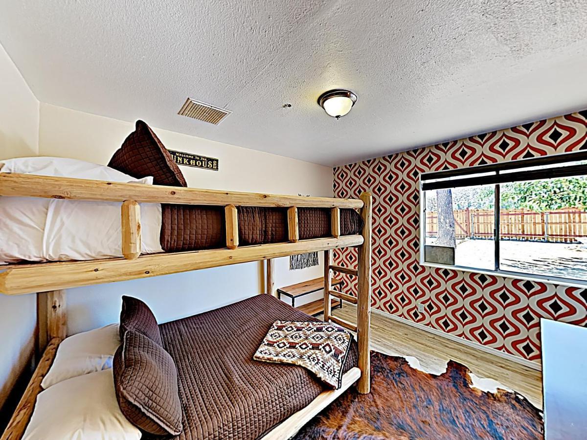 Rawhide Ranch - Walk To Pappy And Harriet'S With Hot Tub! Home Yucca Valley Bagian luar foto