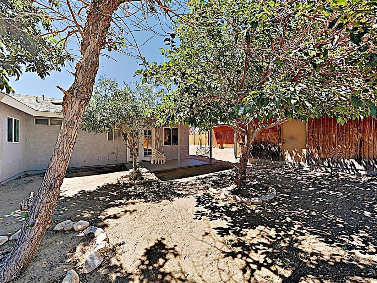 Rawhide Ranch - Walk To Pappy And Harriet'S With Hot Tub! Home Yucca Valley Bagian luar foto