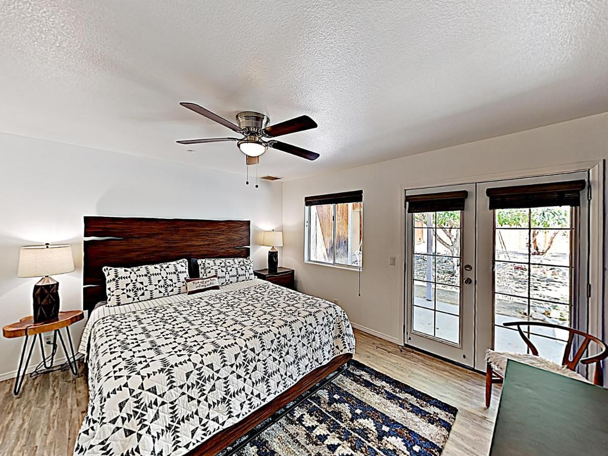 Rawhide Ranch - Walk To Pappy And Harriet'S With Hot Tub! Home Yucca Valley Bagian luar foto
