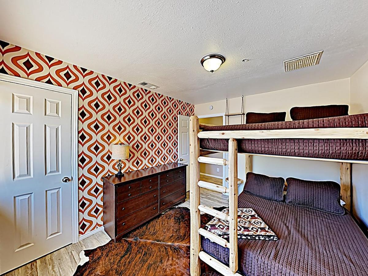 Rawhide Ranch - Walk To Pappy And Harriet'S With Hot Tub! Home Yucca Valley Bagian luar foto