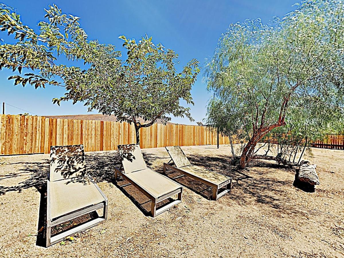 Rawhide Ranch - Walk To Pappy And Harriet'S With Hot Tub! Home Yucca Valley Bagian luar foto