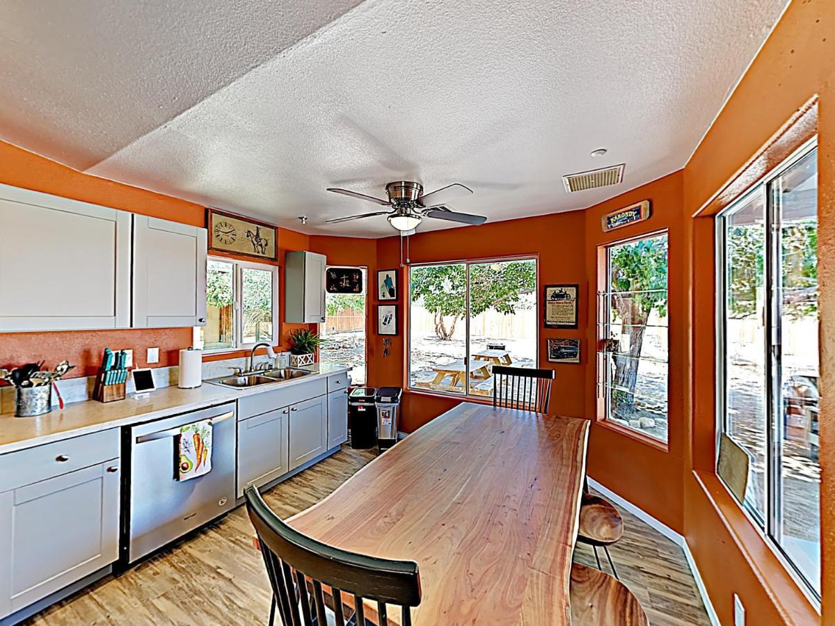 Rawhide Ranch - Walk To Pappy And Harriet'S With Hot Tub! Home Yucca Valley Bagian luar foto