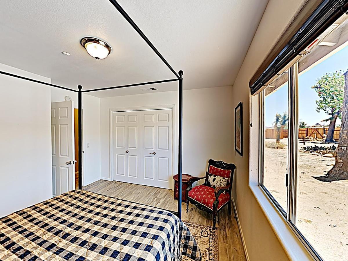 Rawhide Ranch - Walk To Pappy And Harriet'S With Hot Tub! Home Yucca Valley Bagian luar foto