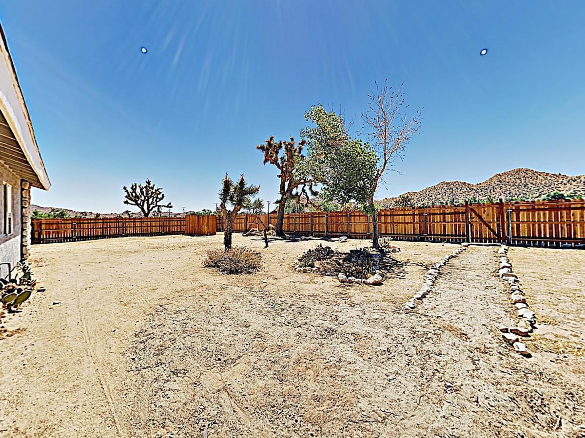 Rawhide Ranch - Walk To Pappy And Harriet'S With Hot Tub! Home Yucca Valley Bagian luar foto