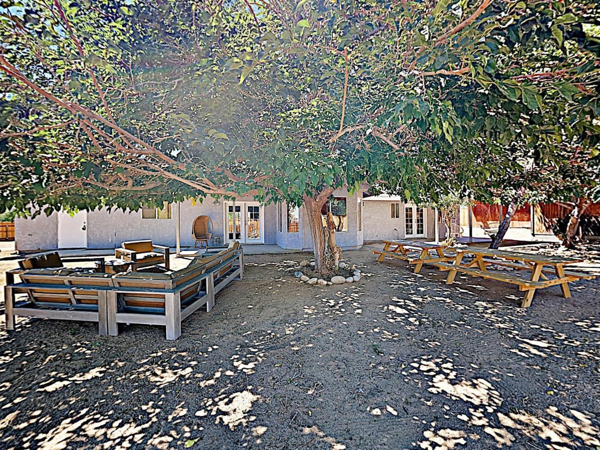 Rawhide Ranch - Walk To Pappy And Harriet'S With Hot Tub! Home Yucca Valley Bagian luar foto