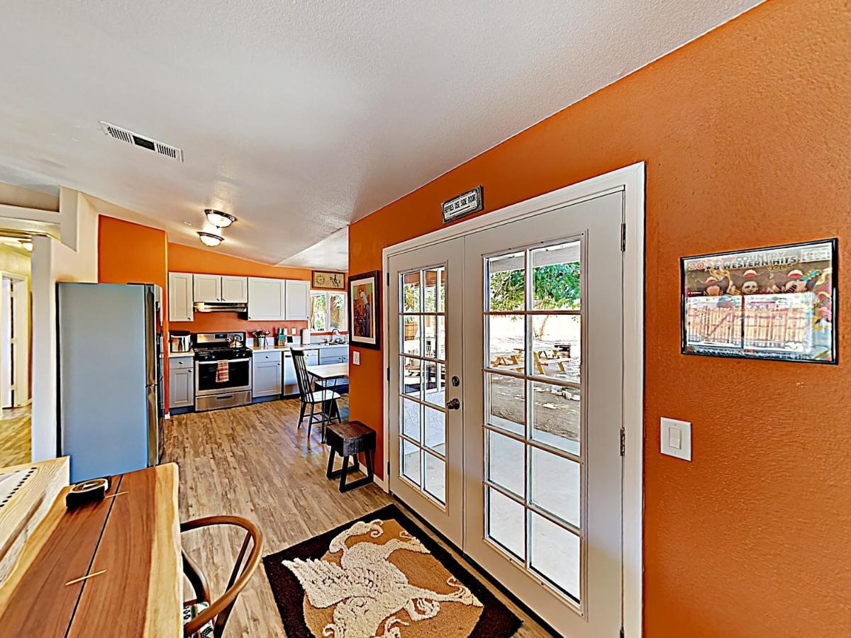 Rawhide Ranch - Walk To Pappy And Harriet'S With Hot Tub! Home Yucca Valley Bagian luar foto