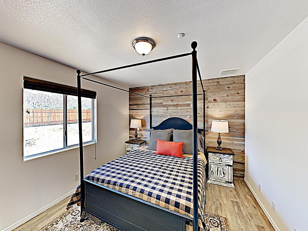 Rawhide Ranch - Walk To Pappy And Harriet'S With Hot Tub! Home Yucca Valley Bagian luar foto