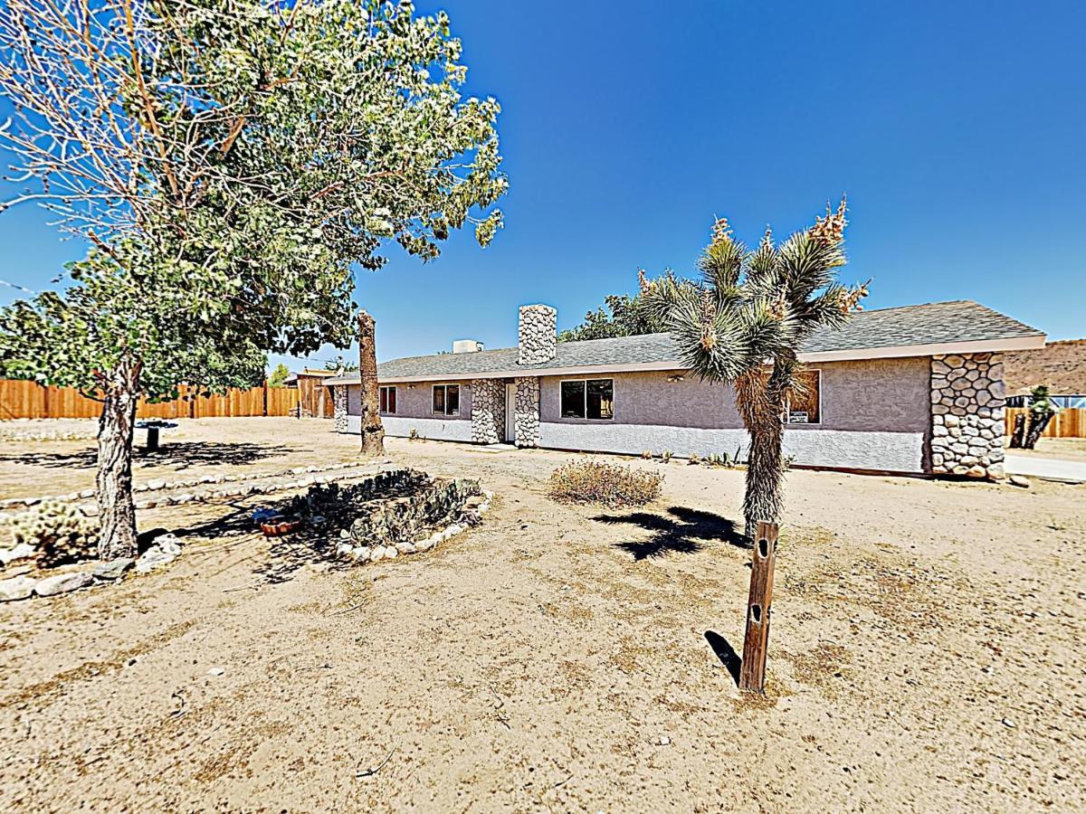 Rawhide Ranch - Walk To Pappy And Harriet'S With Hot Tub! Home Yucca Valley Bagian luar foto